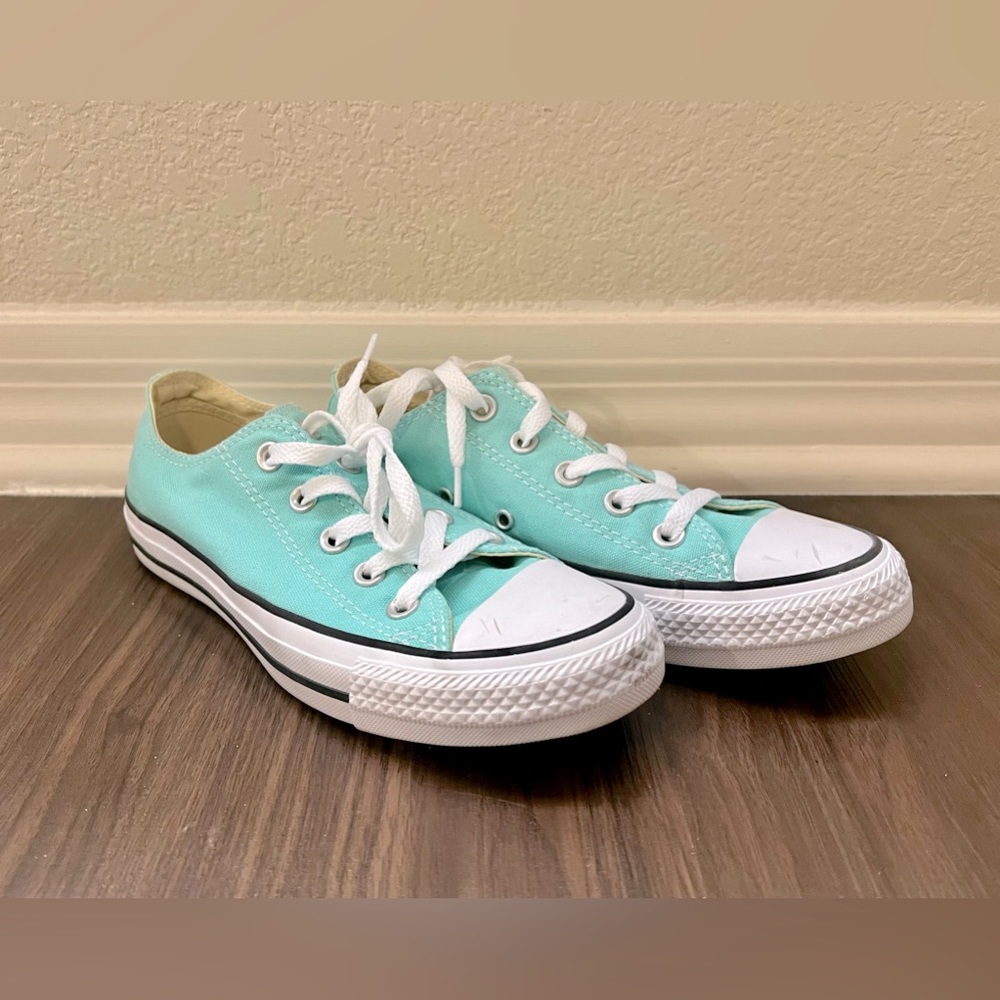 Electric Aqua Converse Chuck Taylor Low-Tops (Great Condition)! Size 6
